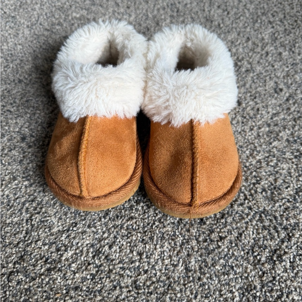 Wonder Nation Tan and White Kids Slippers